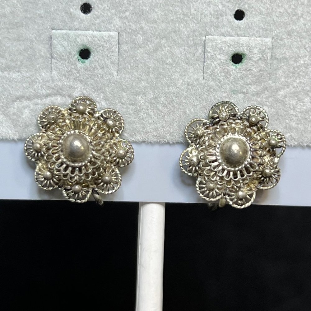 Vintage Siam Sterling Silver Flower Screw Back Earrings (3782)